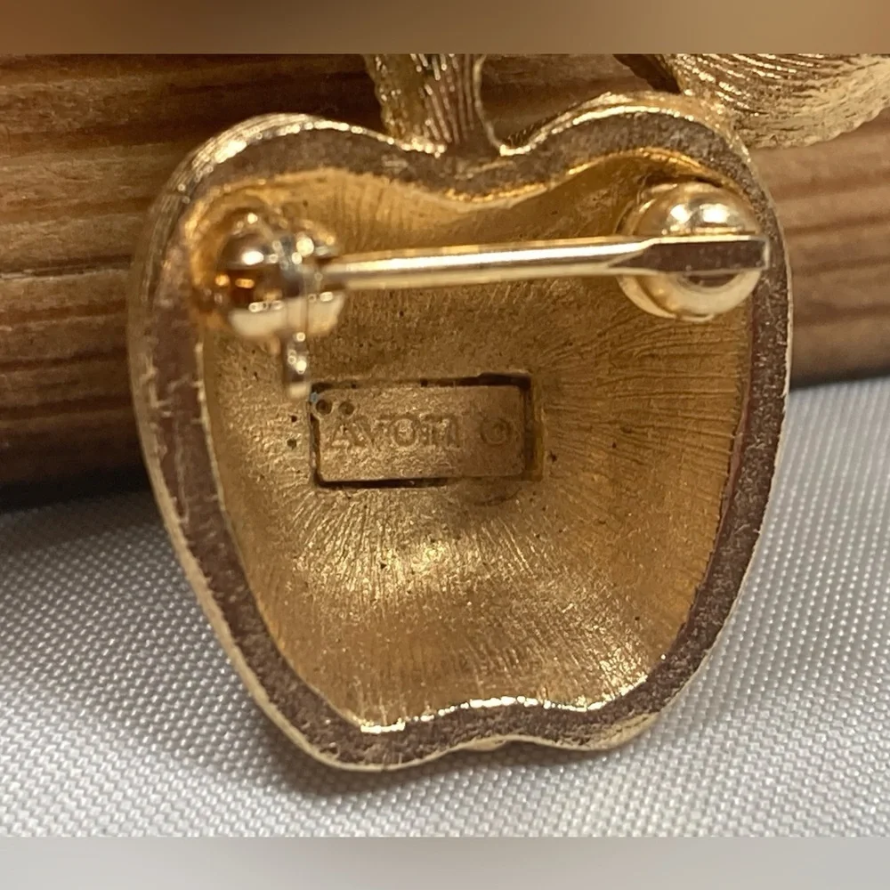 1974 Avon Gilded Apple Lapel Pin Brushed Gold Tone Fruit Designer Signed Brooch